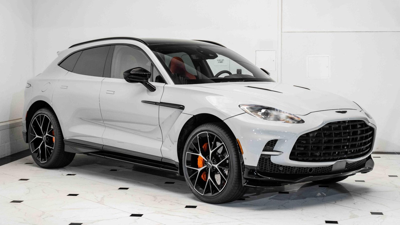 Aston Martin DBX707 2024